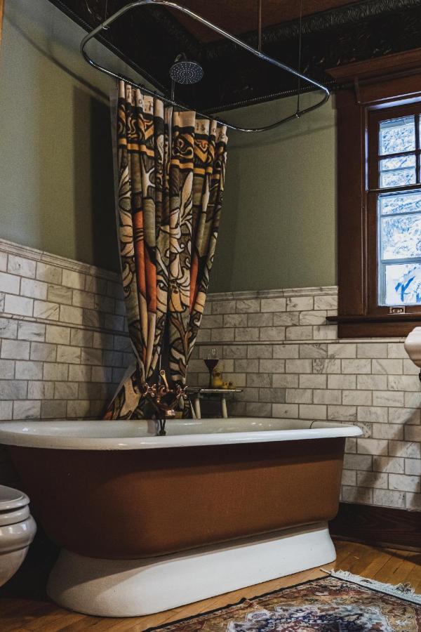 Bed and Breakfast The Craftsman House Bragg Creek Екстер'єр фото