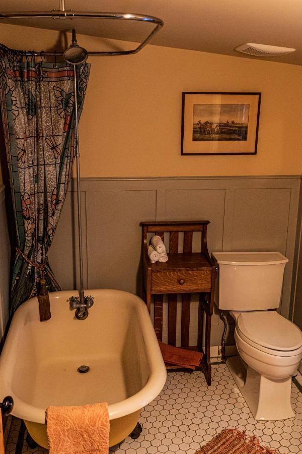 Bed and Breakfast The Craftsman House Bragg Creek Екстер'єр фото
